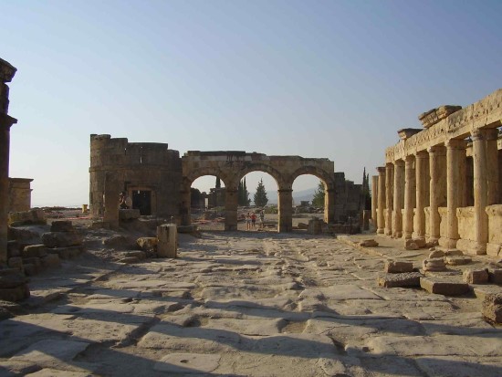 Hierapolis_colonnade